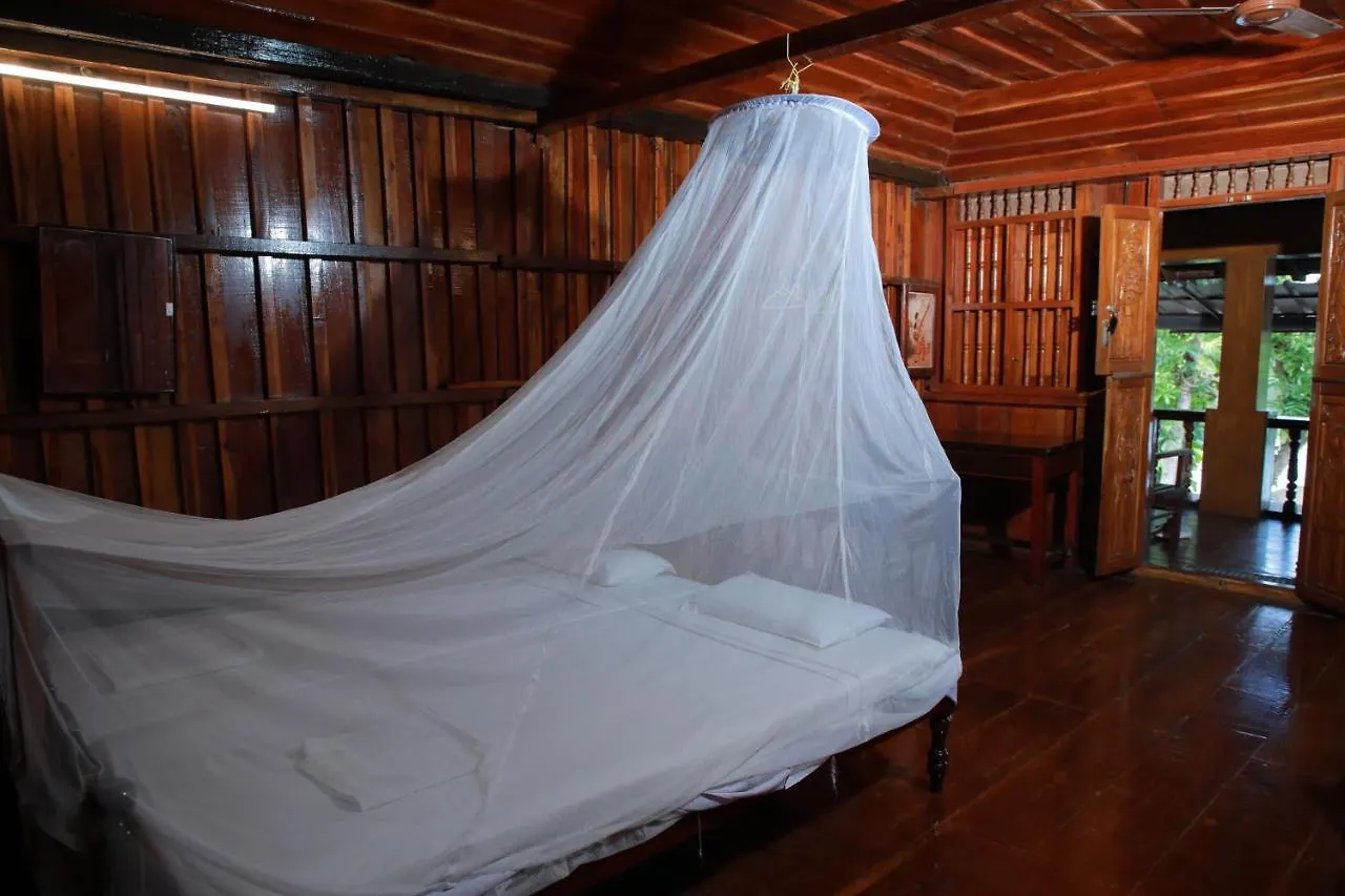 Hotel Malayalam Lake Resort Alappuzha India