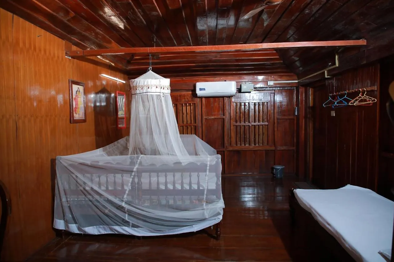 Malayalam Lake Resort Alappuzha Hotel
