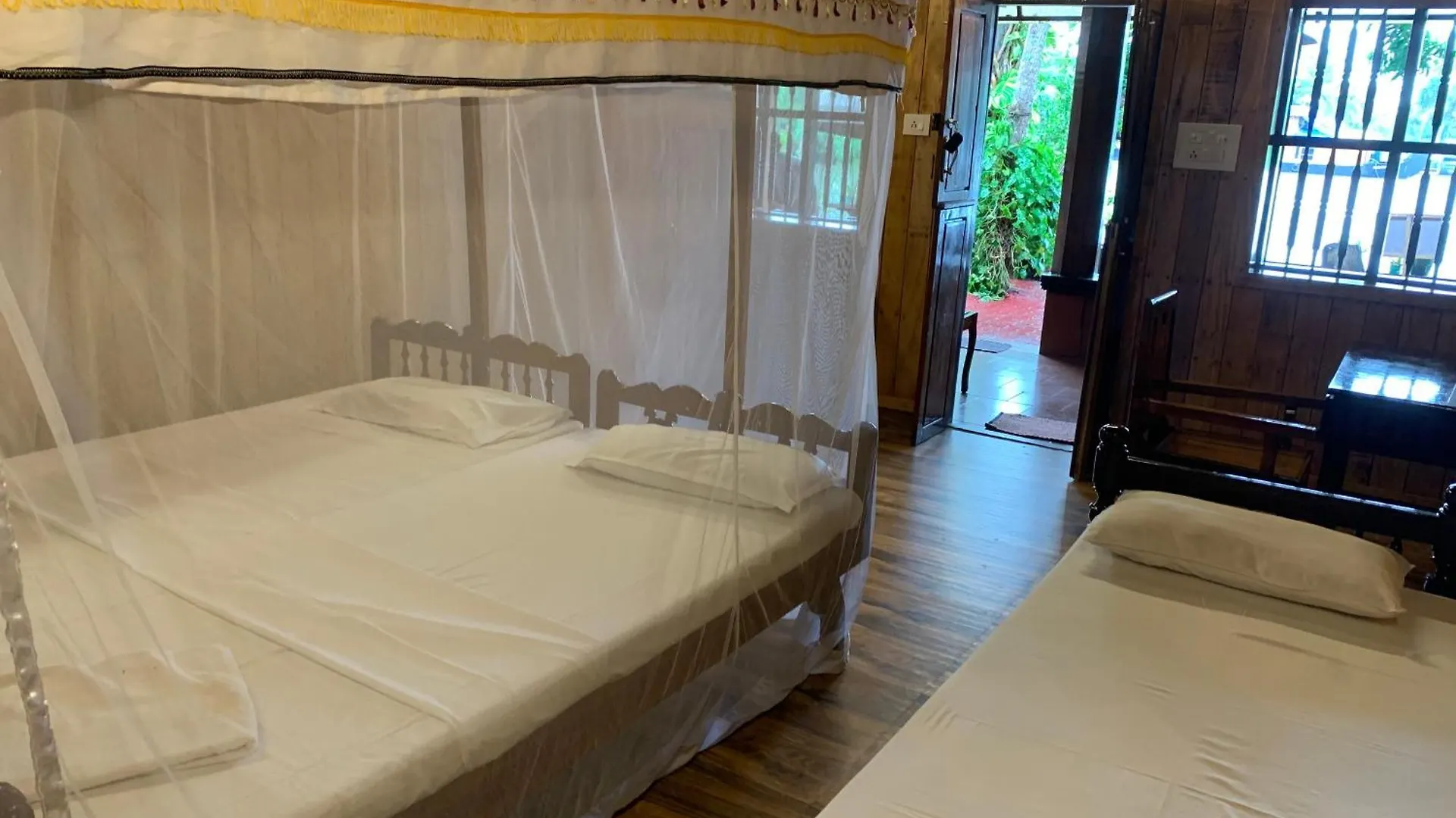 Hotel Malayalam Lake Resort Alappuzha